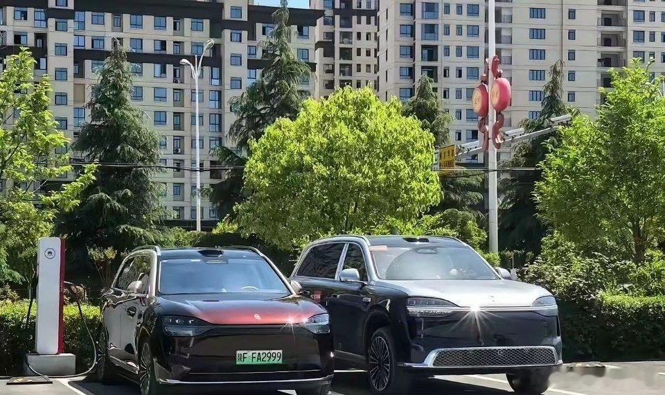 新老款问界M9同框对照，新款车头抬升了不少，车身也加高加长了，没了老款的低趴感，