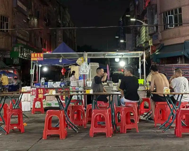 男子嫌太吵向楼下烧烤店泼不明液体我觉得能理解但不提倡这种做法，因为顾客是无辜的，