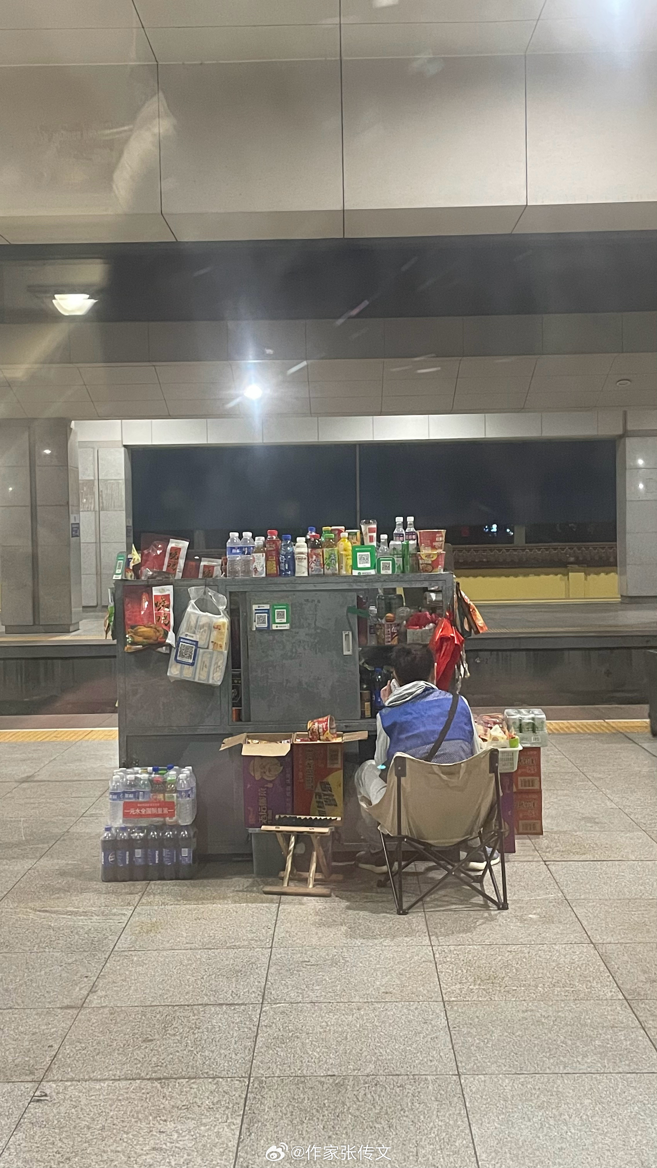 奔波于市井烟火，才懂平凡最是难得。不必执着于轰轰烈烈的际遇，三餐安稳、家人闲坐便