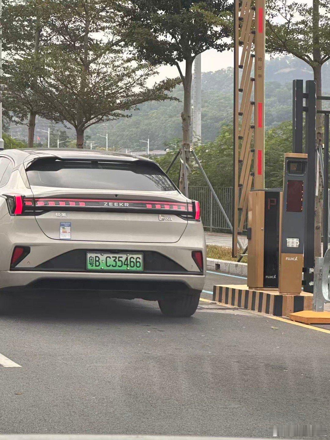 找亮点[doge]这极氪001 车主太有意思了！ ​​​