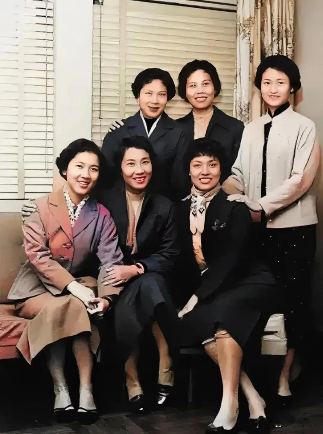 她们是50年代越剧舞台上熠熠生辉的表演艺术家，人称“越剧六姐妹”，她们是吕瑞英、