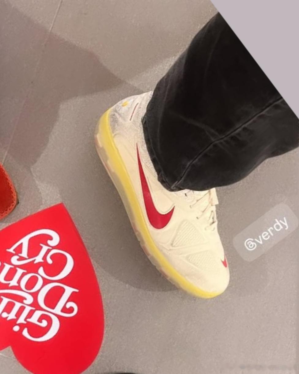 verdy在宣传自己的展览活动时穿了pmo x nike x kfa三方联名👟