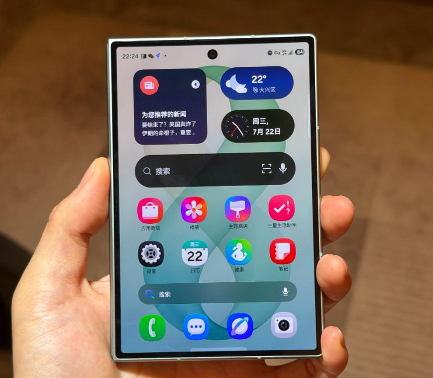 这么看三星Galaxy Z Fold8阔折叠屏手机还是走四方硬朗路线，方方正正的