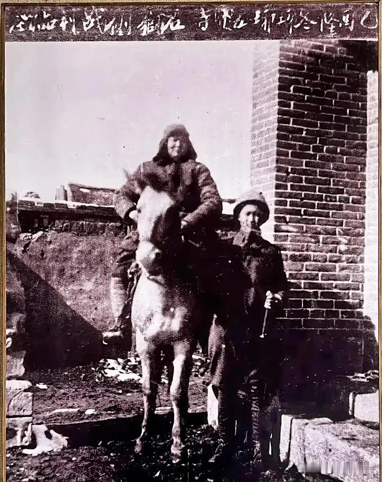 1945年，革命老区临沂，罗炳辉将军在五贤祠前的合影。照相具体位置就在洗砚池街2