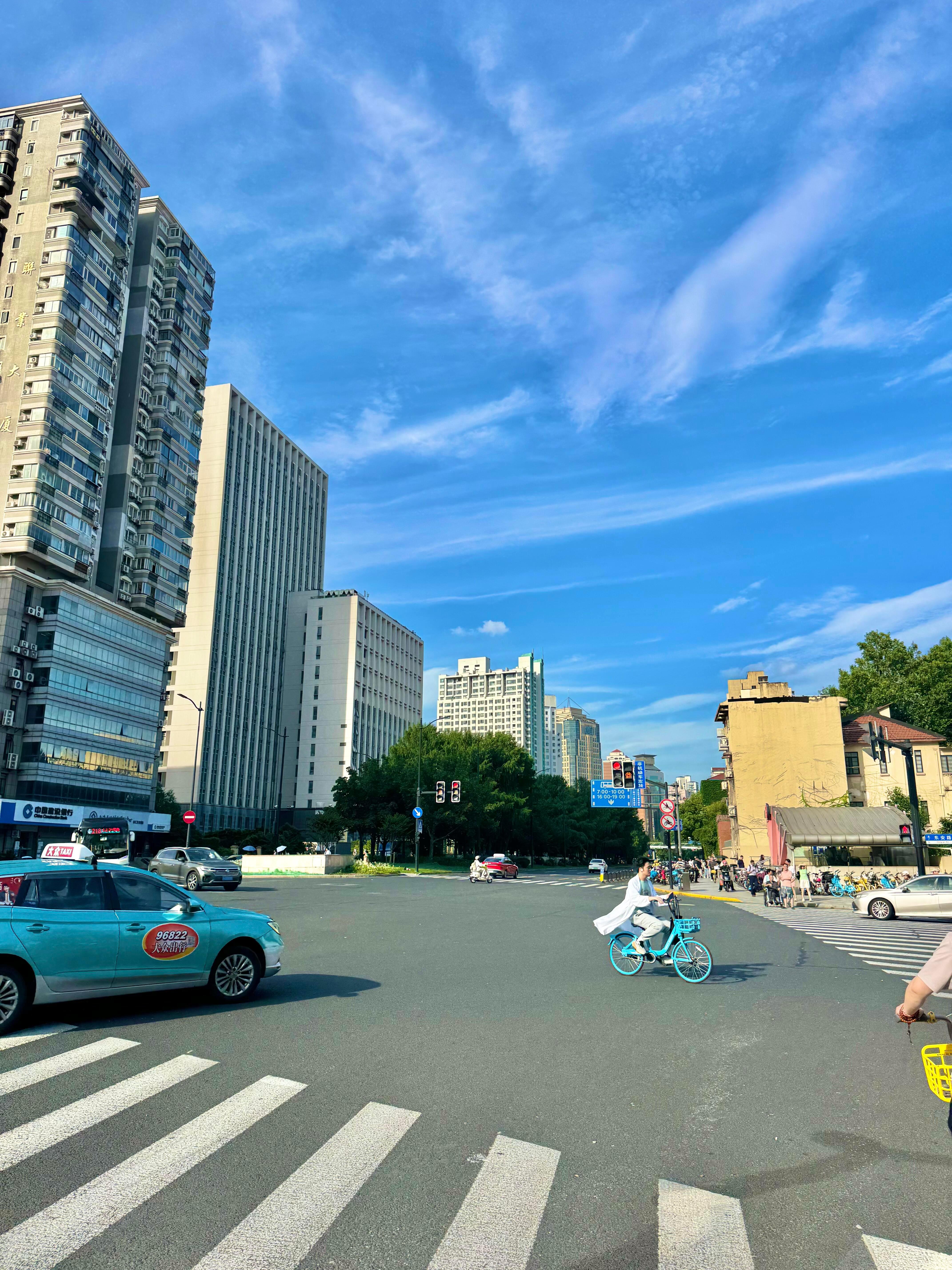 台风🌀『巴威』来临前的徐家汇喜提今日魔都最高温度的徐家汇天空蓝得想在云上玩个蹦