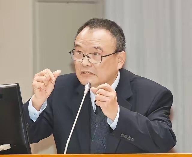 台北故宫院长萧宗煌曾叫嚣，

“故宫文物是在“中华民国”执政时带来到台湾的，属于