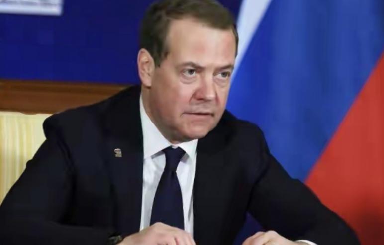 炸锅！梅德韦杰夫放狠话，格陵兰公投入俄？
 
北极博弈又闹大了！梅德韦杰夫喊话特