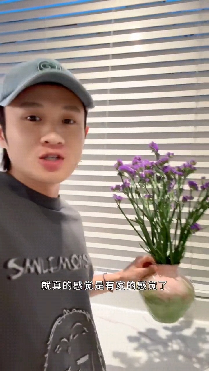 鹿晗误会王勉为节目临时租房 王勉：房子是租的但生活不是🙋看着像王勉之前在上海租