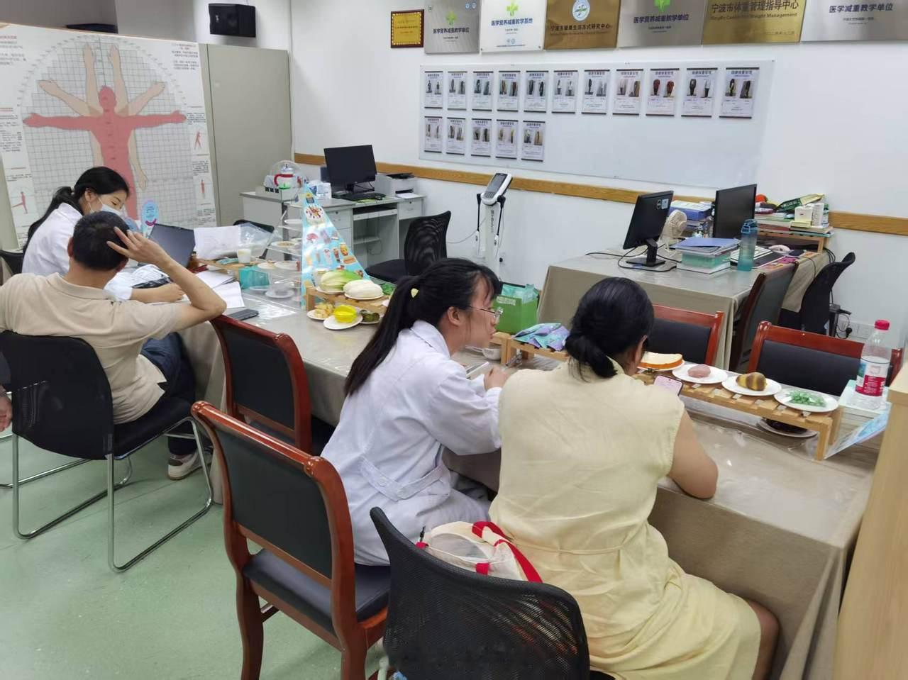 宁波中高考后青少年扎堆医院减重门诊 中高考结束后，宁波多家医院青少年减重门诊就诊