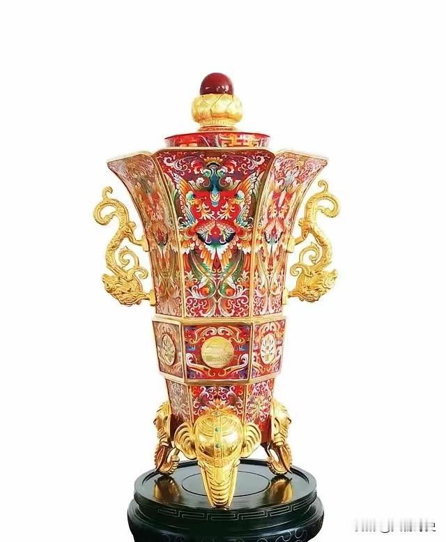 1951 年，47 岁林徽因和丈夫逛古文化市场时，盯着一只花瓶看了几秒钟。那只被