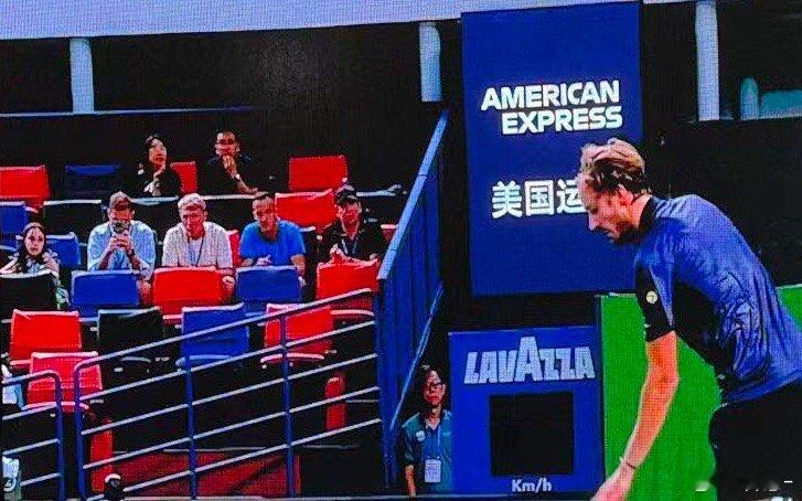 司机出现在大师赛现场，看得很认真啊上海大师赛 ​​​