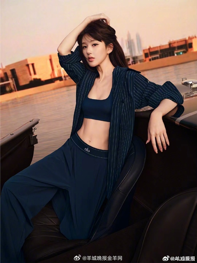 【#千元瑜伽服适合自己才最重要#】8月12日，美国运动品牌的天猫官方旗舰店和微信