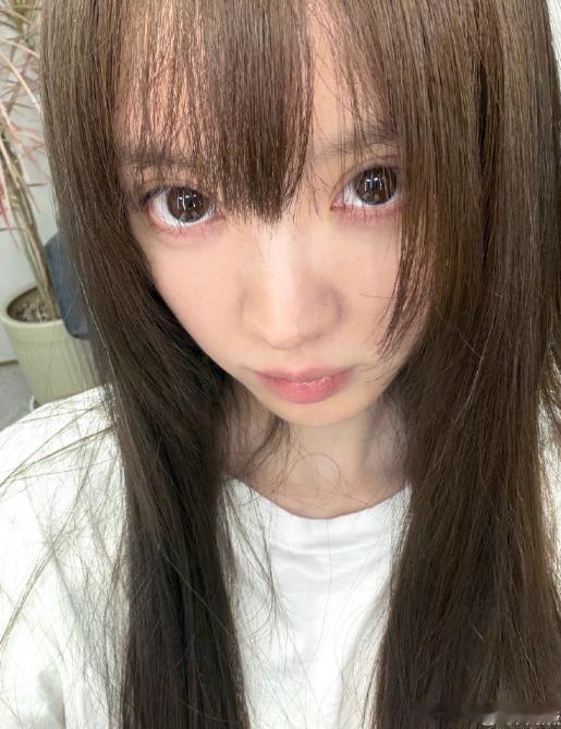 田曦薇染新发色田曦薇宣布更换新发色：“嘿嘿嘿一颗新头”。此次染发以栗子棕色为主色