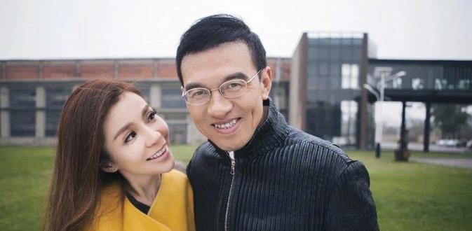 2004年，王志求婚朱迅，朱迅有些措手不及，呆呆地问了王志一句：“那你有病吗？”