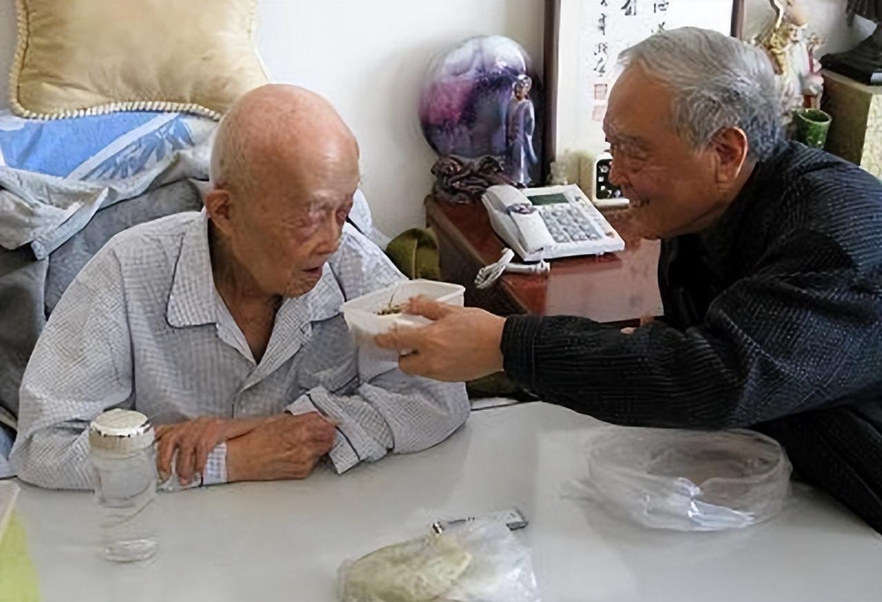 1994年，季羡林的妻子彭德华去世，要4万丧葬费，季羡林让儿子季承出2万，可季承