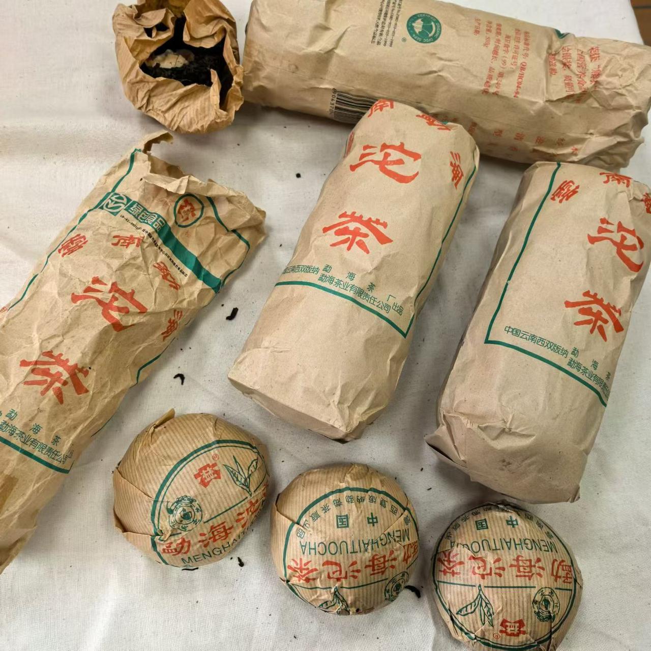 2003年勐海沱，红丝带（生茶）品质好
​
一条5沱500克，100克一个，
​