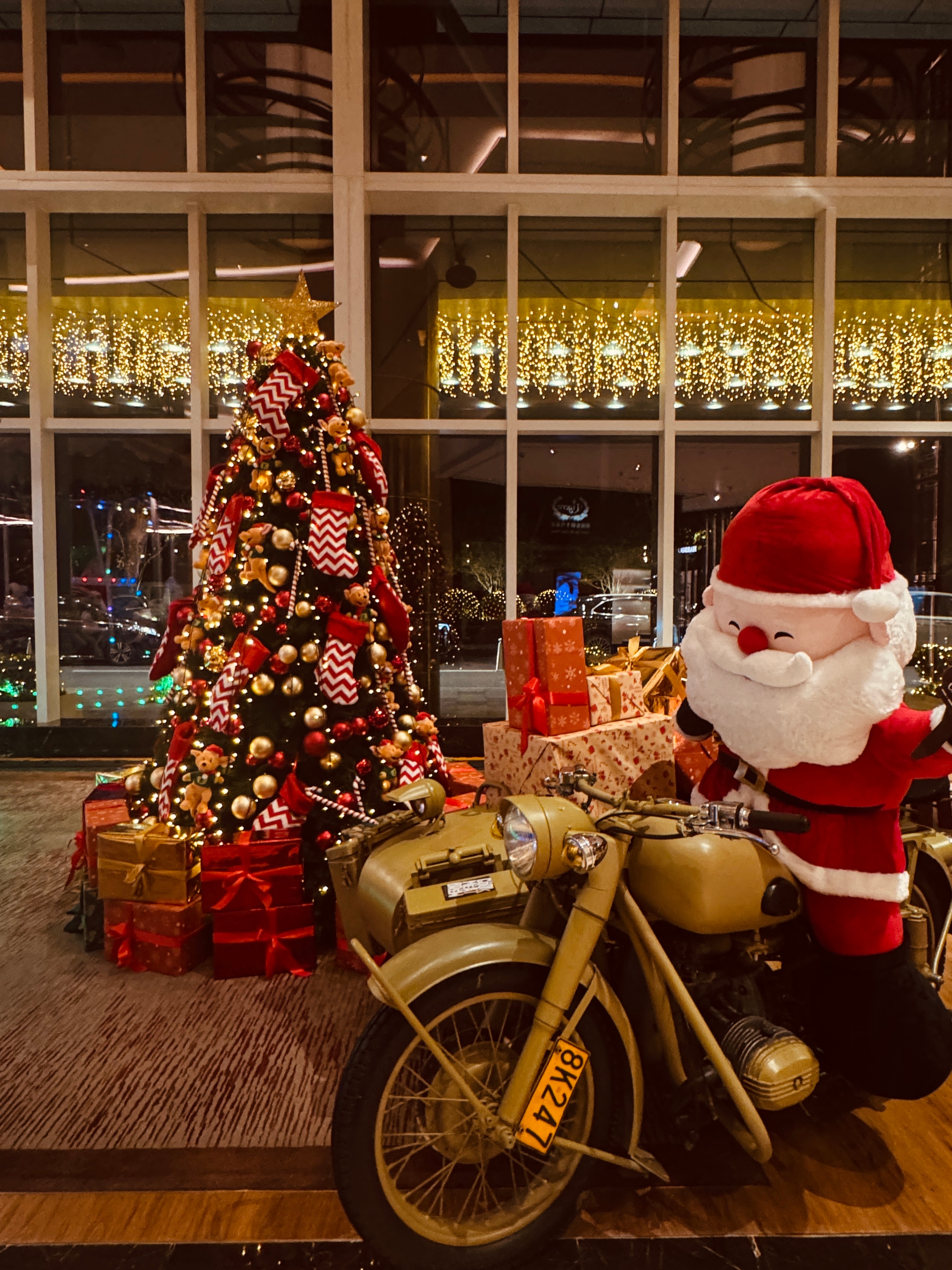 上海的圣诞气氛已经很浓了。不管有多少扫兴的人对过洋节哔哔赖赖，我还是最喜欢圣诞节