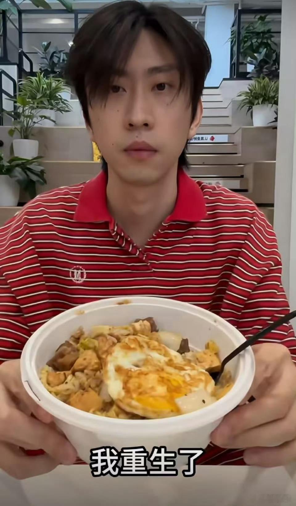 喜人把漂亮饭吃成猪脚饭了喜人太有才了，一顿漂亮饭愣是吃出猪脚饭的烟火气。他们那满