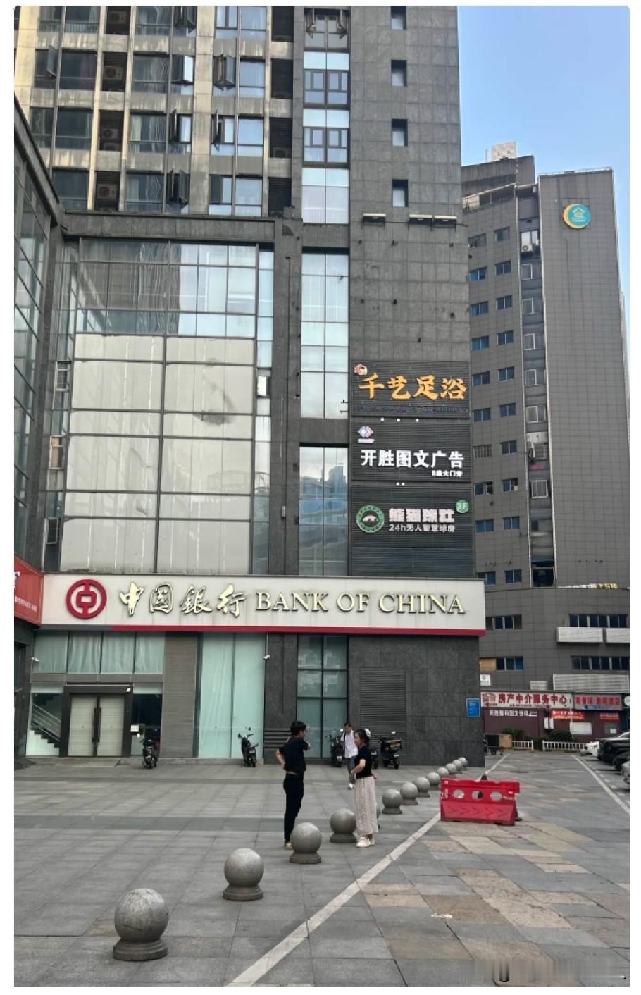 现在大家满意了吧？网贷平台几乎是全军覆没。从上个月开始啊，很多平台都陆陆续续宣布