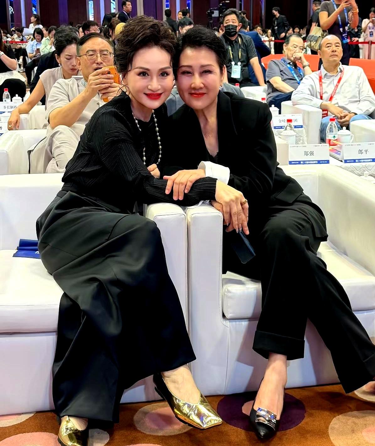 这段内容只有“能认出这两位的”这句话，缺少具体人物或图片信息，没法保证原创改写不