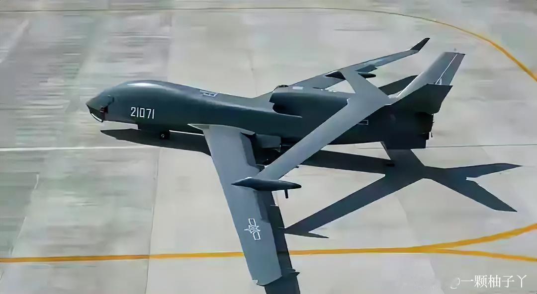 最近中国无侦-7无人机飞越宫古海峡，日本F-15J照例紧急升空，结果只能全程“望