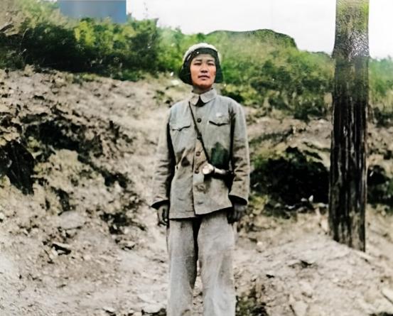 这是抗日名将戴安澜女儿的一张罕见照片，照片拍摄于抗美援朝的战场上，她穿着军装，身