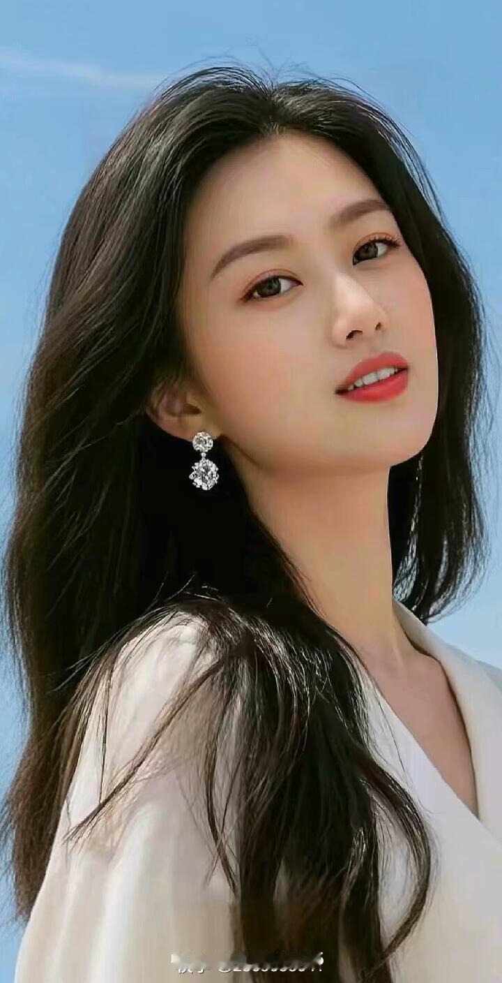 优雅白裙，闪耀耳环，清新自然，气质满分！