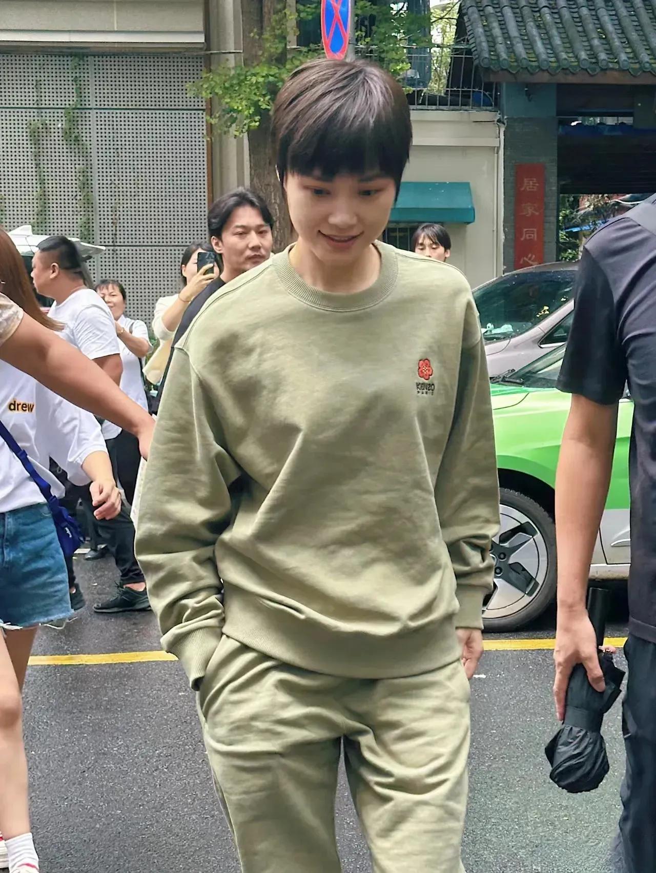 李宇春真的好抗老！

李宇春的骨相真的好抗老，感觉她出道那么多年来都没怎么变过 