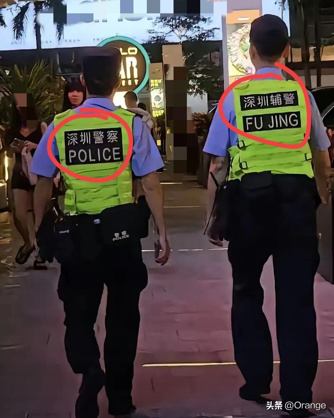 深圳，开了先河。
深圳街头，两名警察在街道上巡逻，一个警察的背心上标着深圳警察，