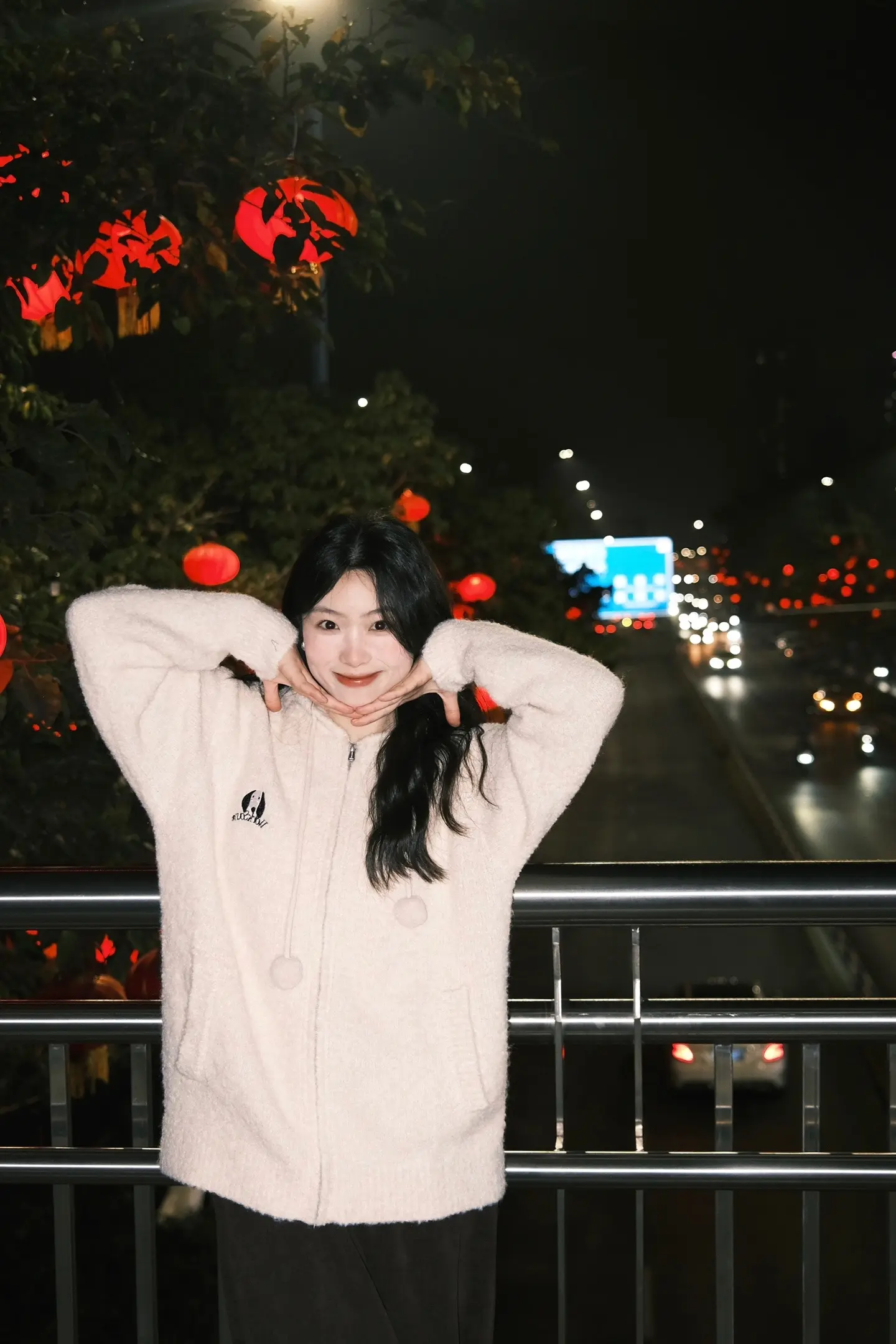 翻着我们的照片。