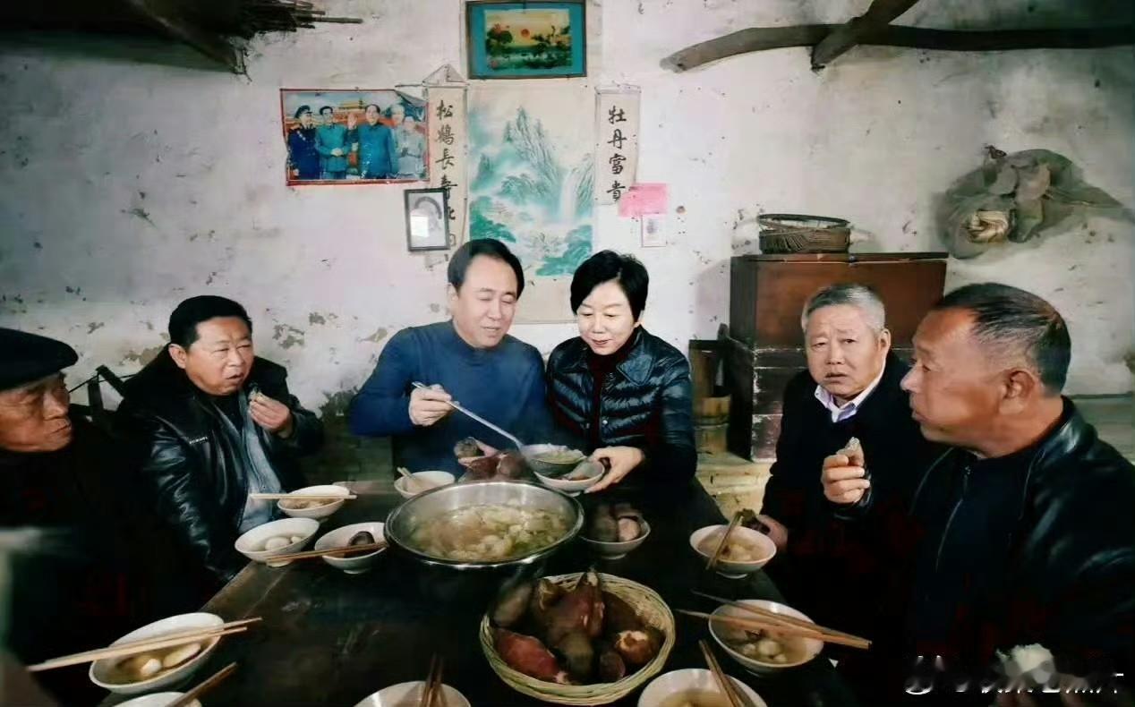 2018年，河南。许家印带妻子回太康老家，在祖屋请叔伯们吃“忆苦饭”。吃的比较简
