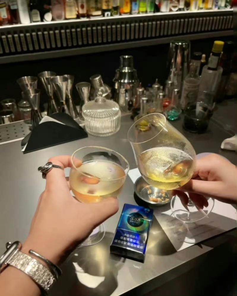 天是蓝的,海是深的,酒后的话没一句是真的。