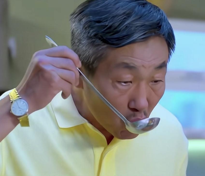 男人下班回家
看到炉子上炖着汤 
他便大口的喝了起来， 把锅里所有的汤都喝干净 