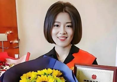 浙江一28岁女孩无偿捐献骨髓，救了一名15岁白血病男孩。没想到，男孩康复后见到她
