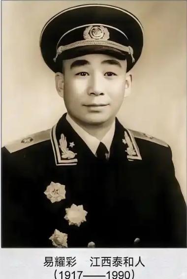 1957年，开国少将回乡扫墓，一个年过五旬的妇人从老宅走出，看到他时，妇人一愣：