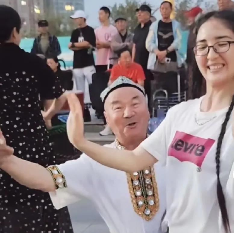 口里和口外

有一次，我正在乌鲁木齐的宿舍里休息，接到老家上海同学的电话。

他
