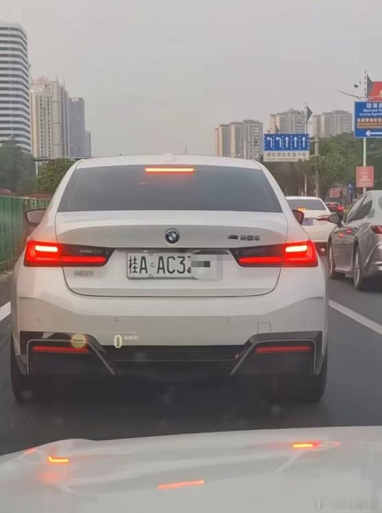 多地新能源车牌绿色变白色 别跟风了！把绿牌泡成白底黑字看着是高级，实则属于故意污