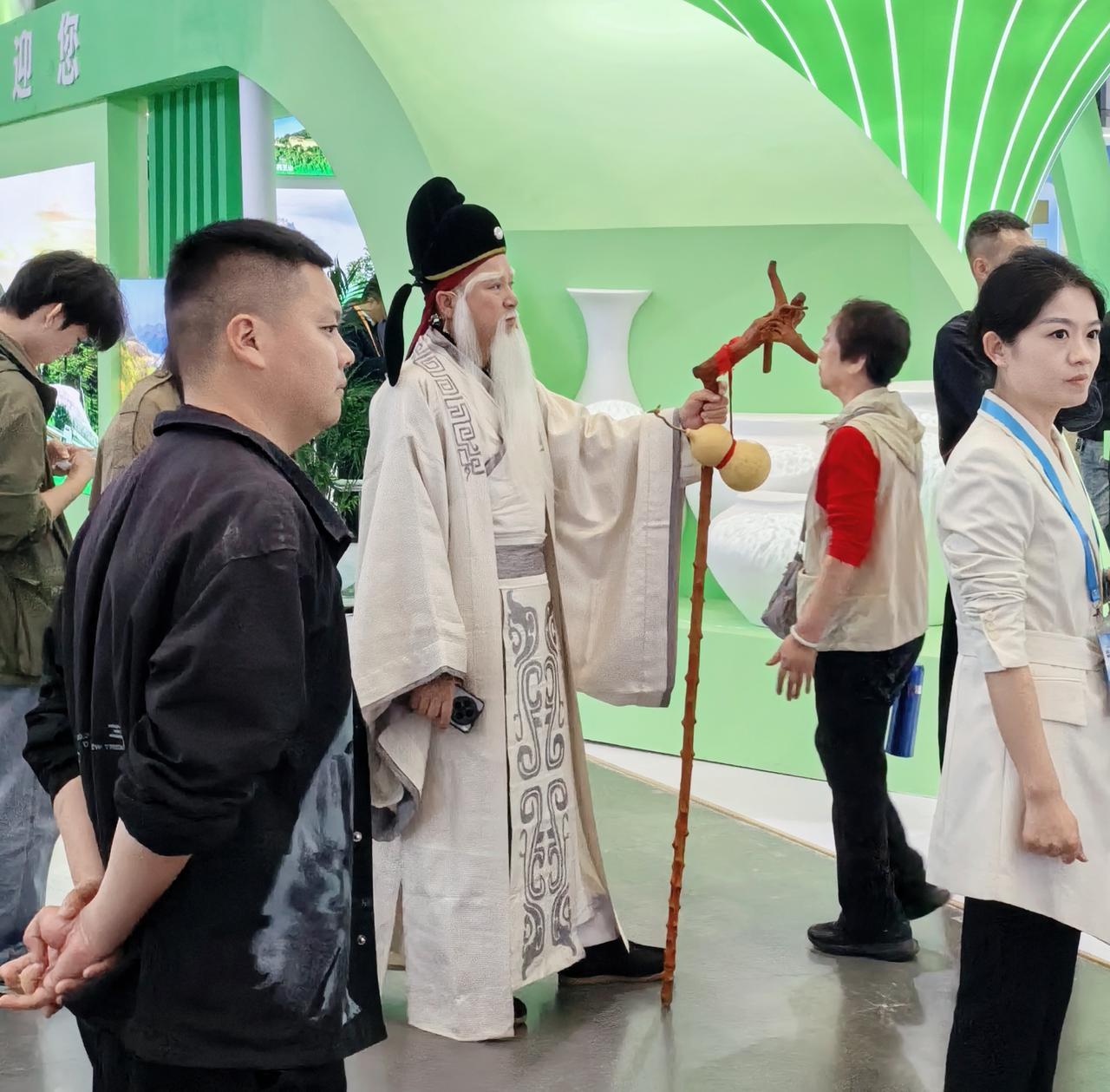 当太白金星掏出5G手机，仙人也爱刷手机了。他举起手机拍现代展，倒像给蟠桃会发邀请