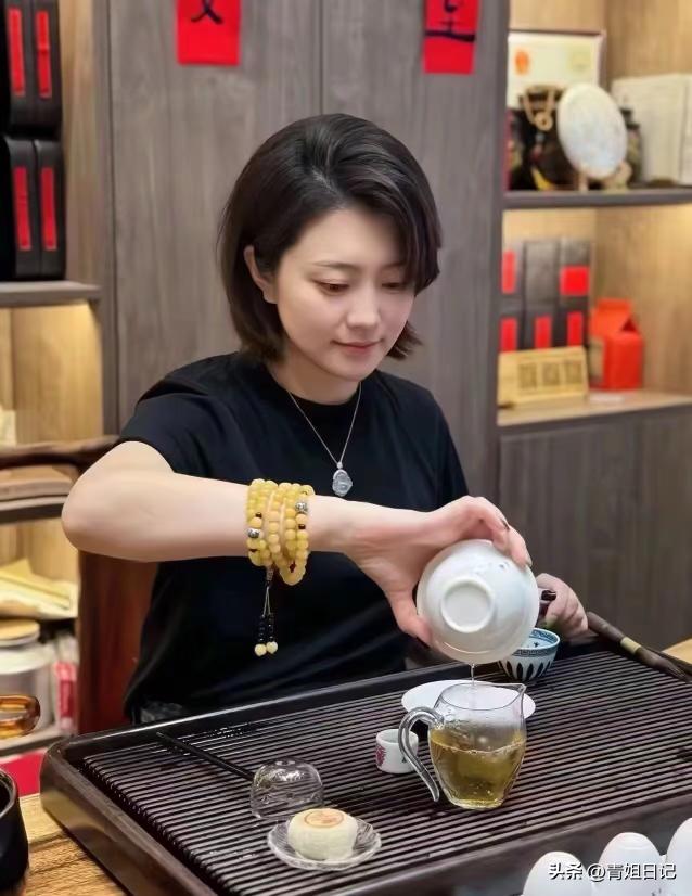 我有个朋友，外号“铁姐们儿”，平时买根葱都要货比三家，结果一进股市，直接变“散财