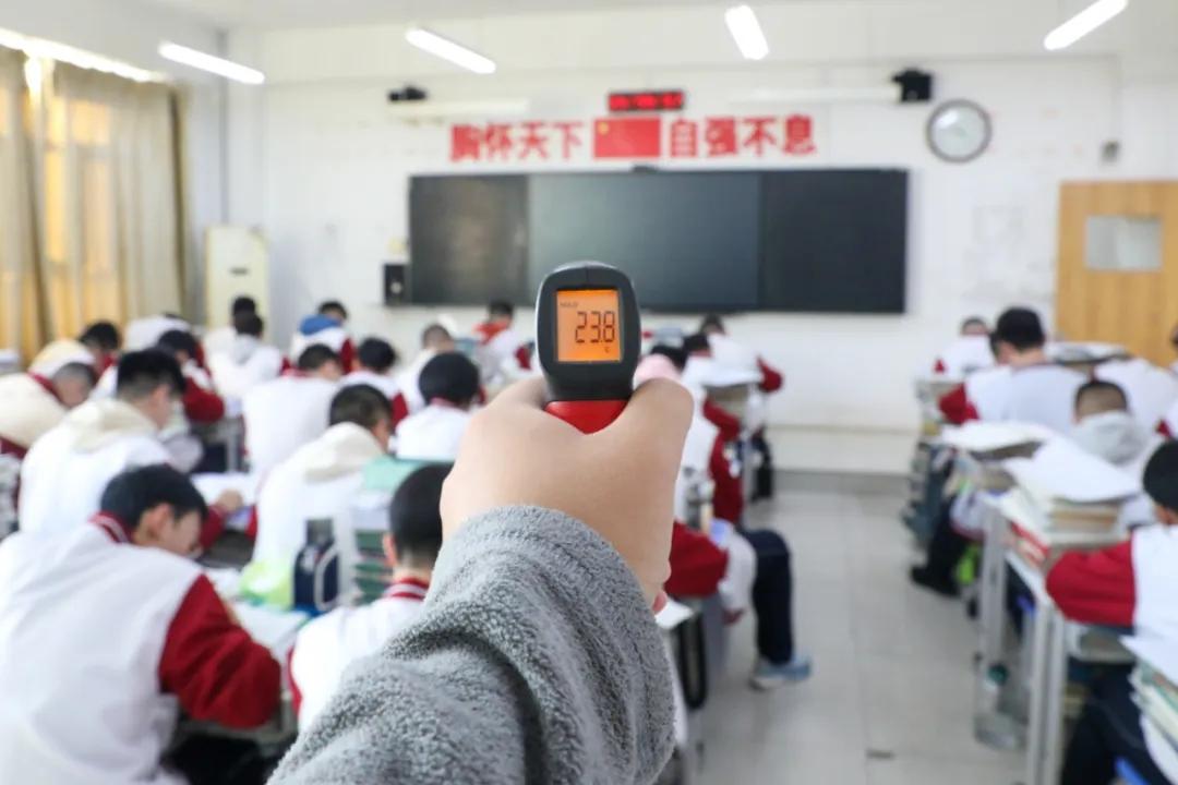 石家庄这个学校提前供暖了！石家庄立冬降温明显。不过，在精英中学的校园里，师生们感