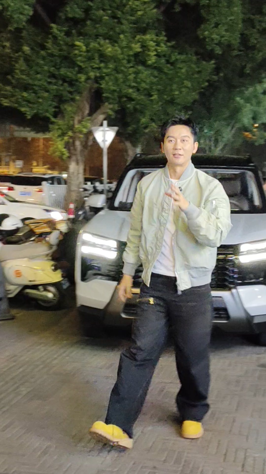 柳州偶遇李晨吃螺蛳粉 惊喜偶遇！在柳州看到李晨和团队一起吃螺蛳粉，路边开吃毫无明