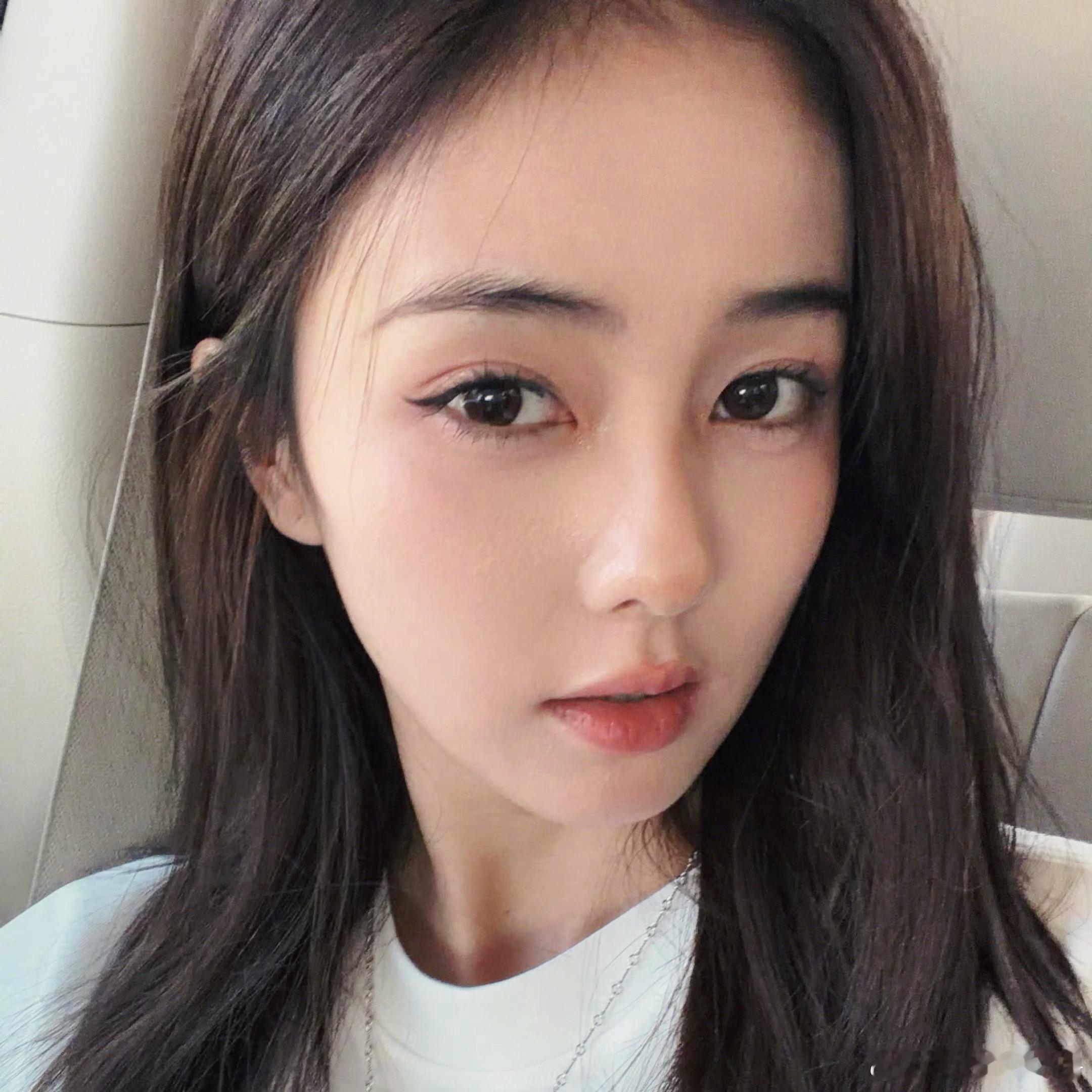 白鹿就这样：美美的早晨起来做了个早饭香香的吃完  自己给自己画了个漂亮的妆出门惹