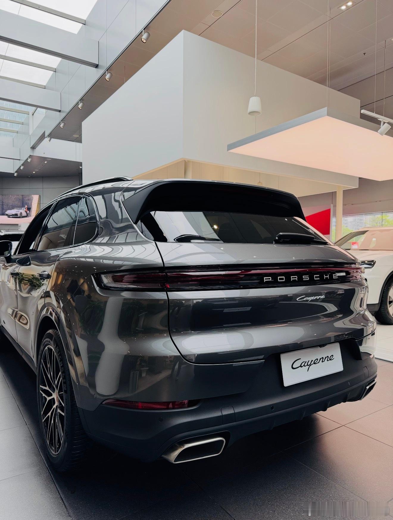 保时捷卡宴 石英灰  图1是配置单 这台配置比较简单一些，总价不高，但是折扣还是