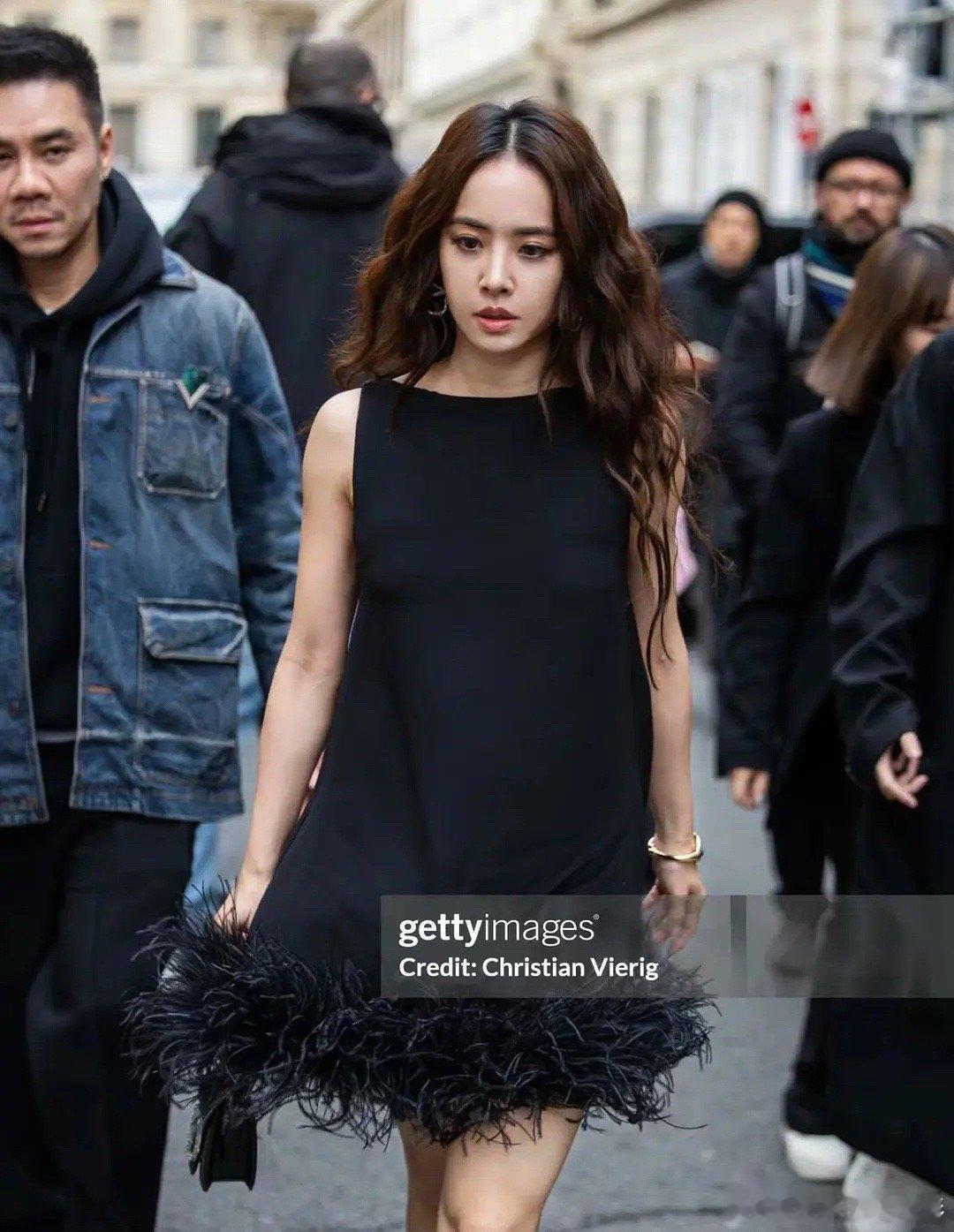 参加巴黎时装周的两位女歌手，天后不愧是天后 ​​​