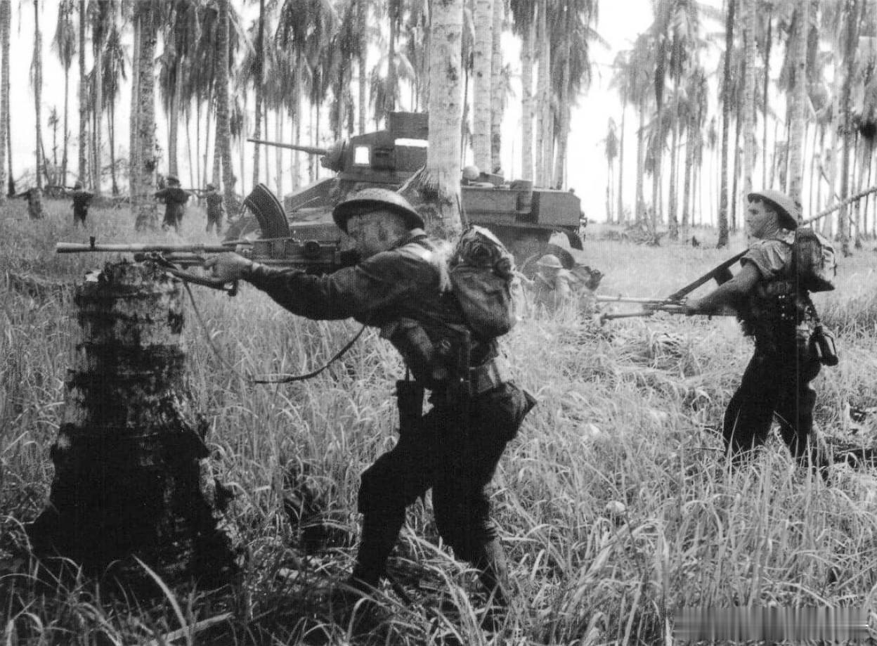 在斯图亚特轻型坦克的配合下步步为营的澳大利亚步兵，摄于1943年的布纳战役期间。