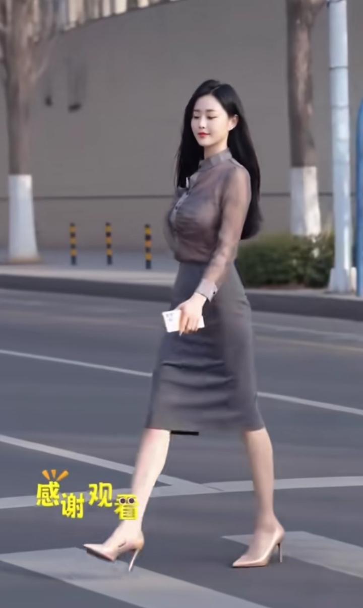 优雅通勤风，时尚红唇手提包，都市丽人风采！
        想问问，这样的美女最