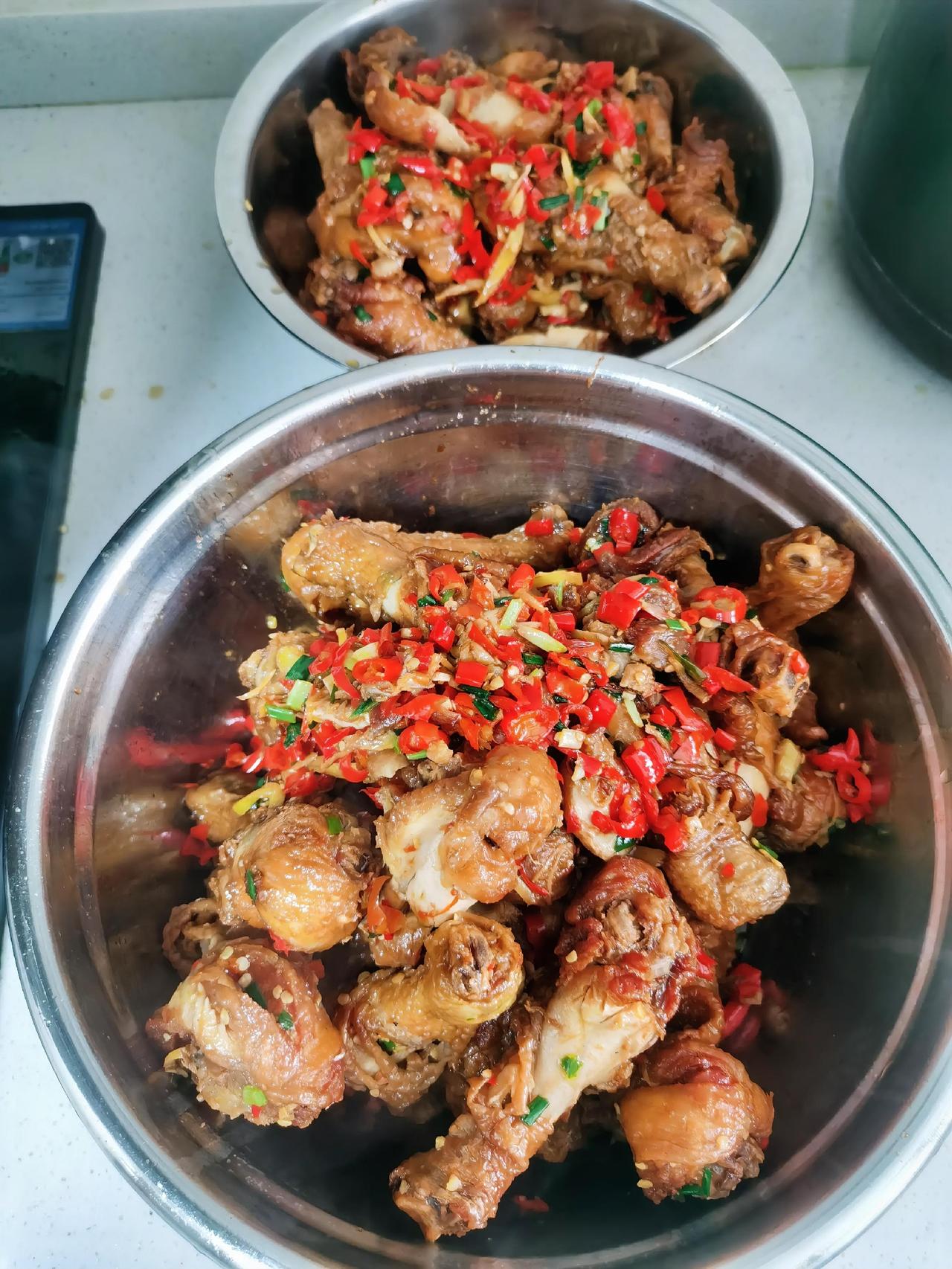 今日公司食堂菜谱：
红烧鸡腿
素炒有机花菜
丝瓜肉沫汤
青椒炒油渣。

每天忙着