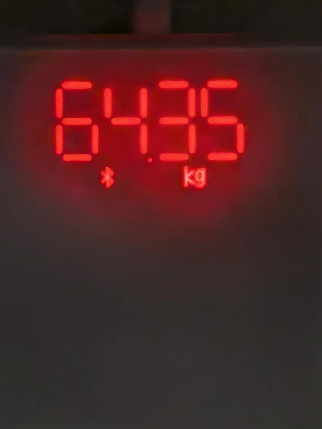 今早空腹体重64.35kg

比昨天少0.05，虽然没大意义，总归是没增重，一两