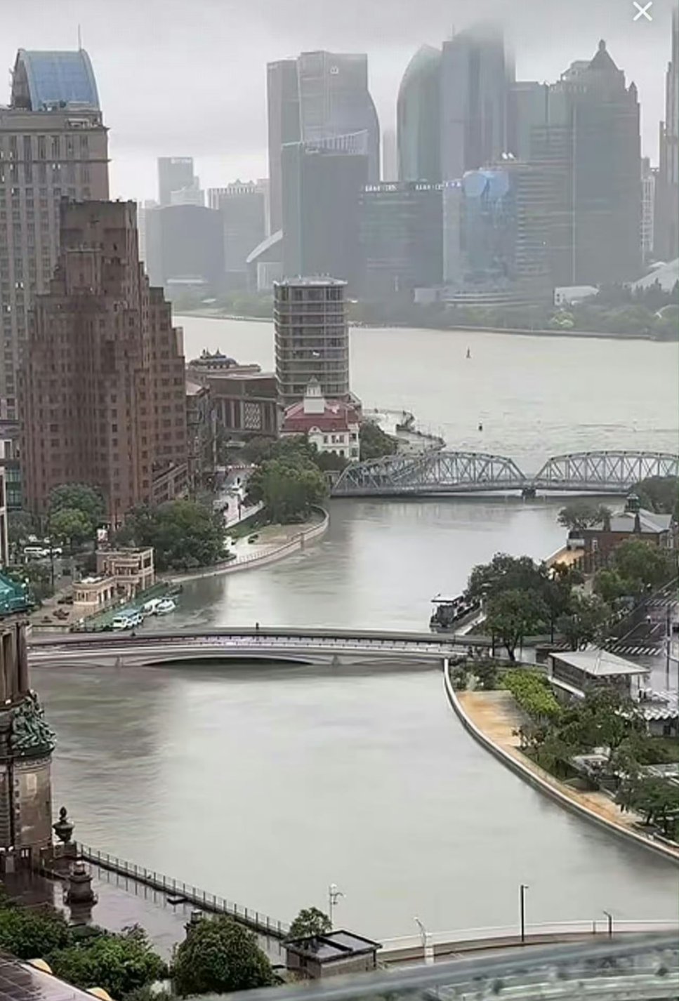 上海中心1000吨阻尼器开始摆动上海这个水位有点夸张了，这种天气还要上班的打工人