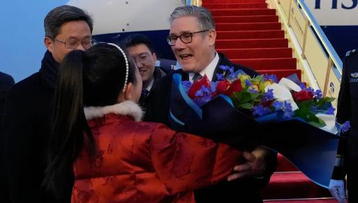 一受气，就往中国跑。
这个世界有一“奇怪”现象，中等以上的大国，如果谁被美国欺负